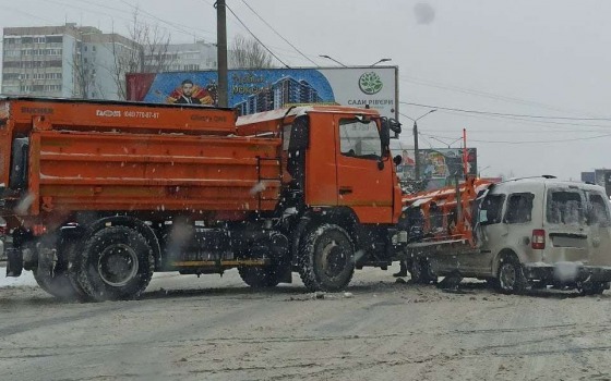 Аварии из-за непогоды: в Одессе снегоуборочная машина въехала в авто (фото, видео) «фото»