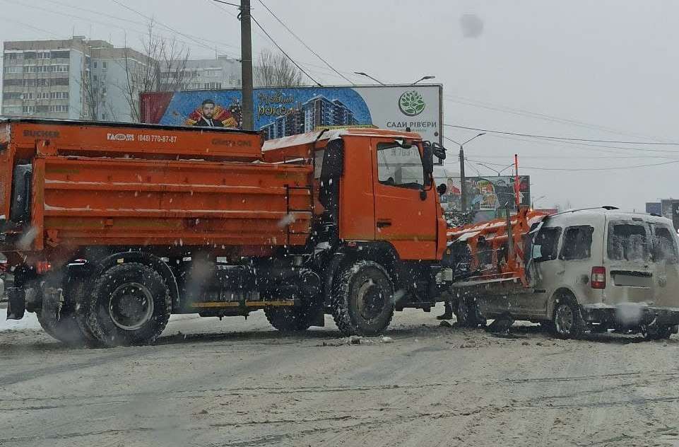 Аварии из-за непогоды: в Одессе снегоуборочная машина въехала в авто (фото, видео) «фото»