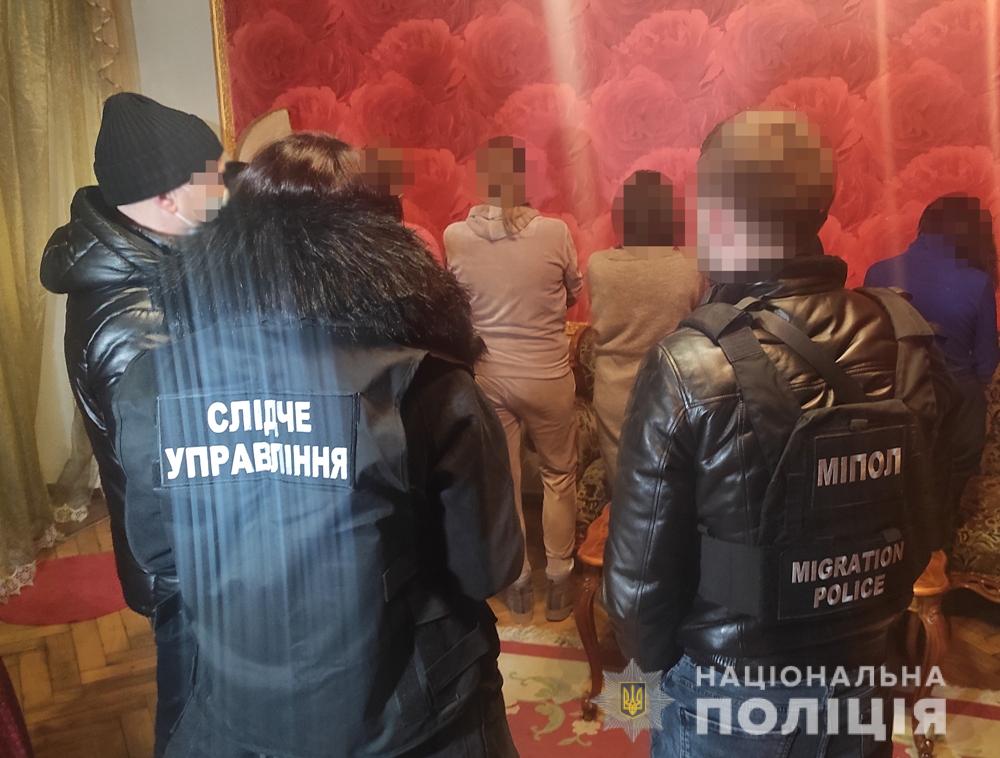 В Одессе задержали сутенеров: они брали 50% со своих «подопечных» (фото, видео) «фото»