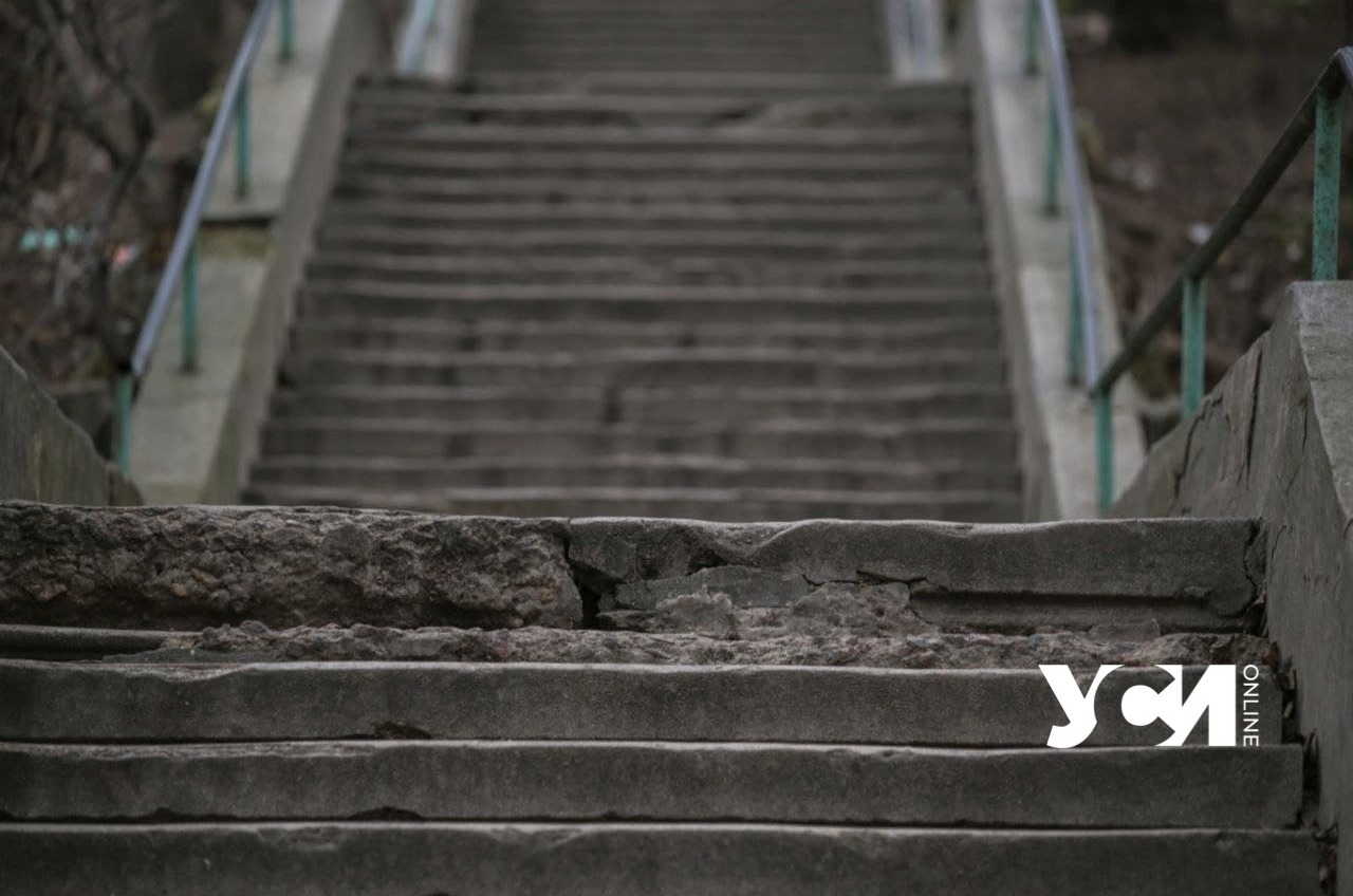 Опасно ходить: под бульваром Жванецкого рушится лестница (фото) «фото»