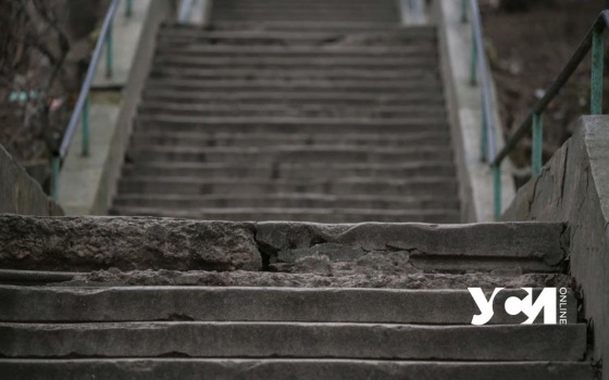 Опасно ходить: под бульваром Жванецкого рушится лестница (фото) «фото»