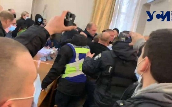 На заседании скандальной земельной комиссии в Одессе дрались и не пускали журналистов (фото, видео) «фото»