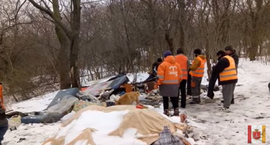 Палаточный лагерь бездомных разобрали коммунальщики на приморских склонах в Одессе (видео) «фото»