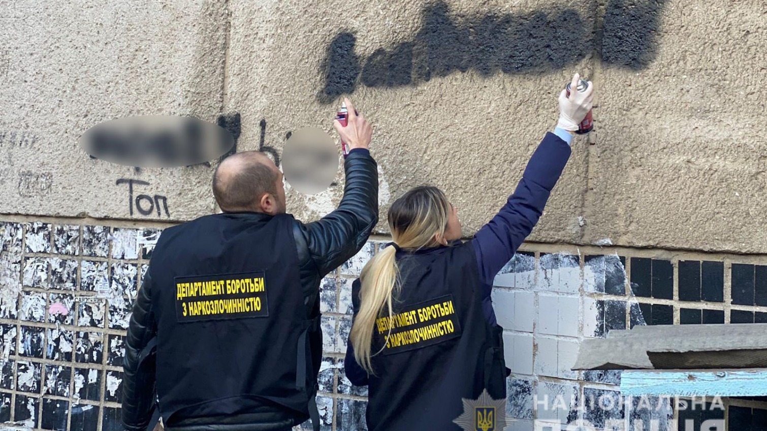 Одесские копы и активисты очистили стены от сотни надписей с рекламой наркотиков «фото»
