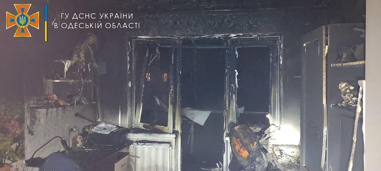 Ночью на Черемушках горела квартира: двое детей в больнице (фото) «фото»