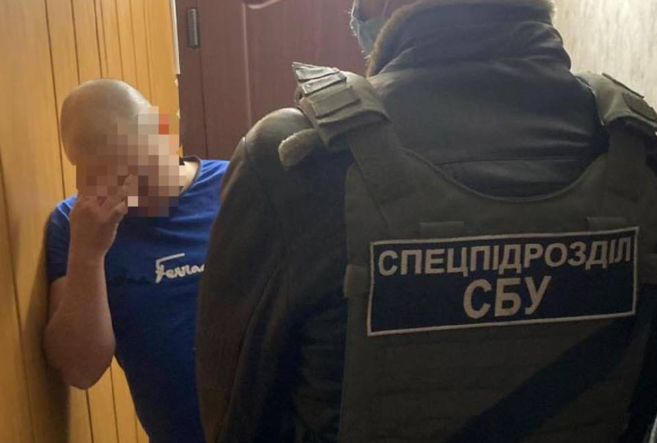 В Одессе задержали госисполнителя, бравшего взятки за возврат арестованных авто (фото) «фото»