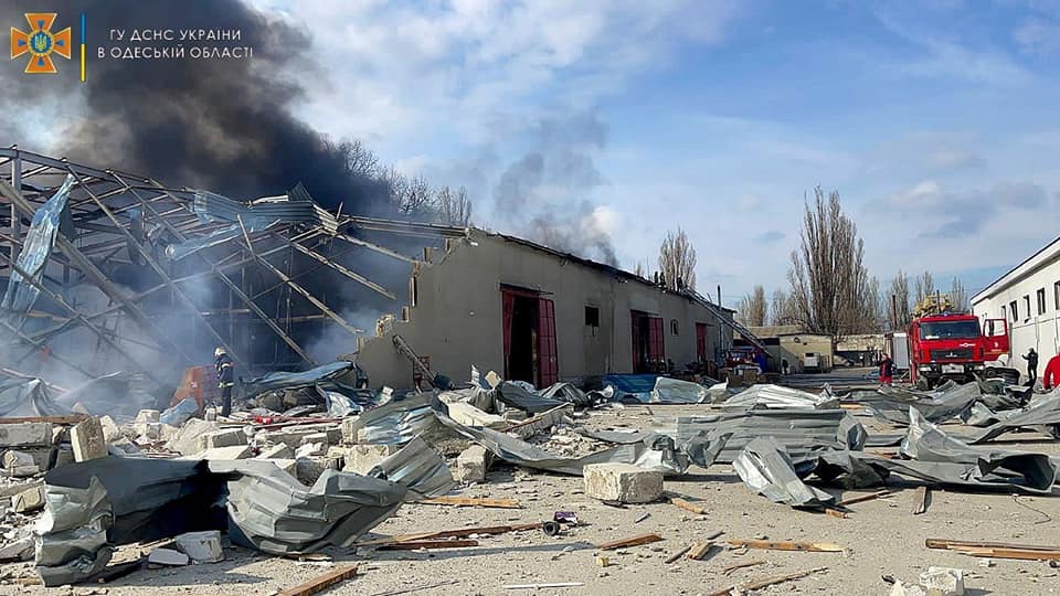 В Одессе тушили пожар на складах после взрыва от ракеты оккупантов (фото) «фото»