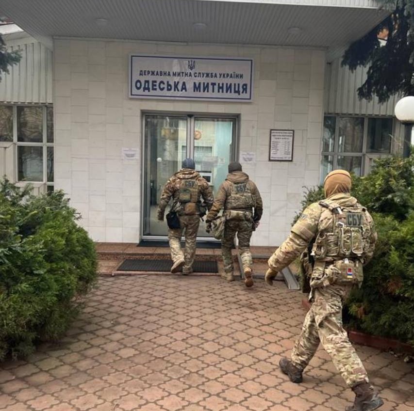 Таможенники в аэропорту Одессы попались на взятках (фото) «фото»