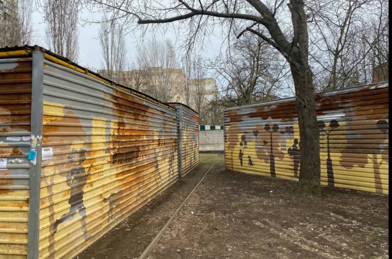 Возле детской площадки на поселке Котовского ржавеют старые склады «фото»