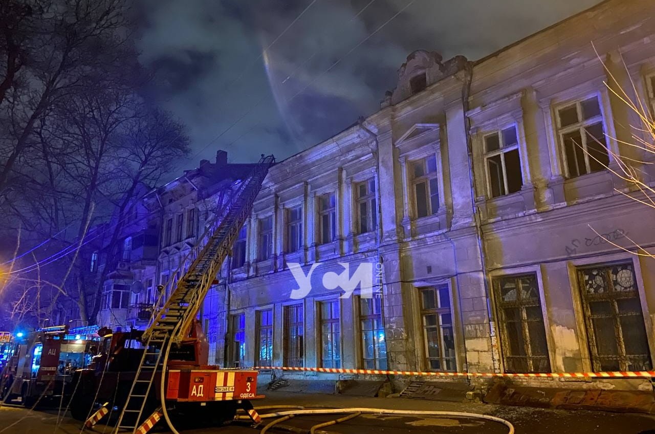 В Одессе горит учебное заведение (фото, видео). ОБНОВЛЕНО «фото»