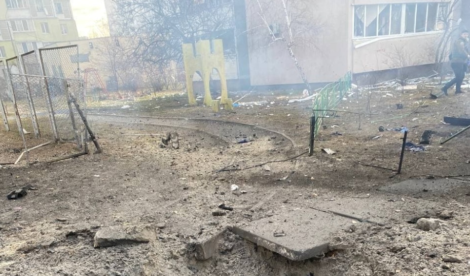 В Киеве российские оккупанты обстреляли жилой квартал (фото) «фото»