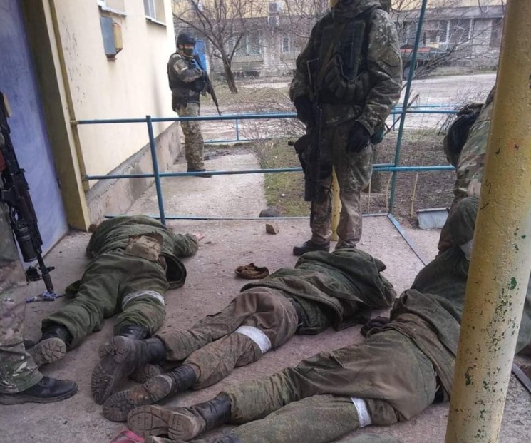 Украинские военные и бойцы СБУ берут в плен россиян usionline.com Украинские военные и бойцы СБУ берут в плен россиян «фото»