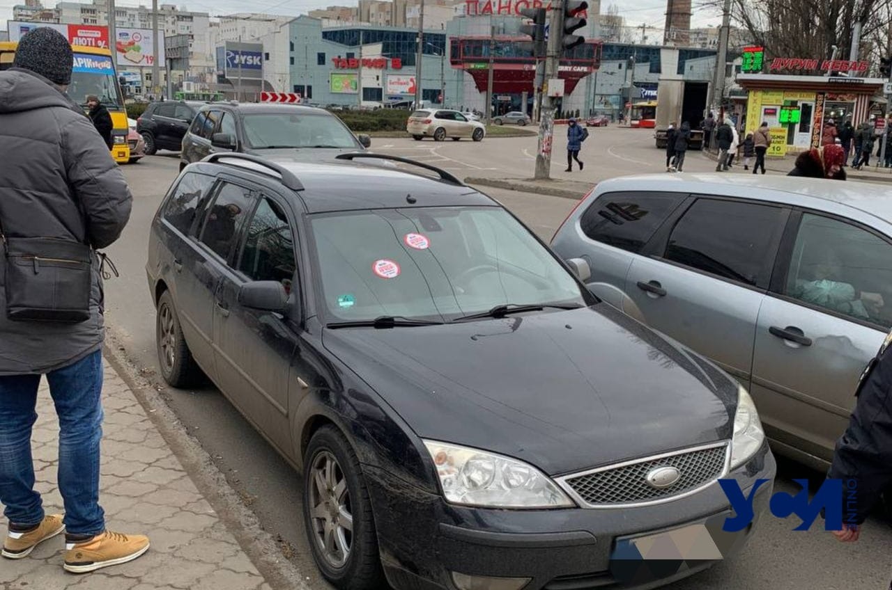 На Таирова обклеили авто за парковку «где захочется» (фото) «фото»