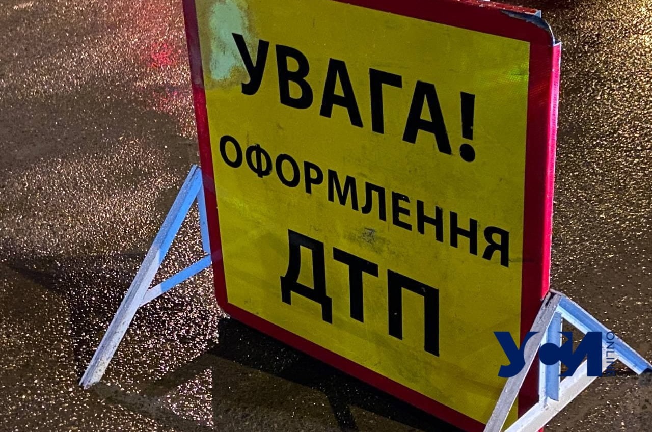 Под Одессой столкнулись два авто: водителя зажало в салоне  «фото»