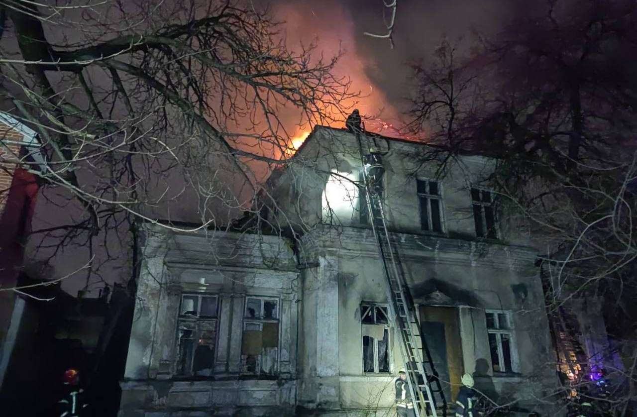 Возле парка Шевченко горело заброшенное здание (фото) «фото»