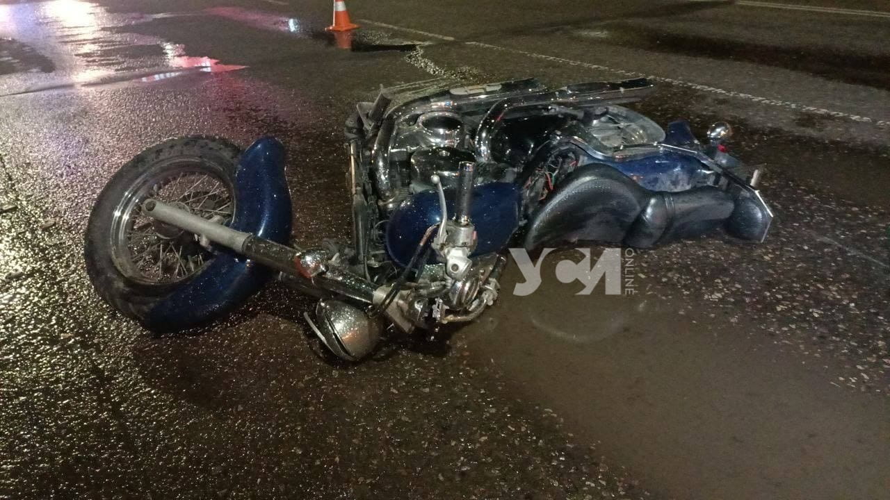 На Николаевской дороге мотоцикл столкнулся с патрульным авто (фото) «фото»