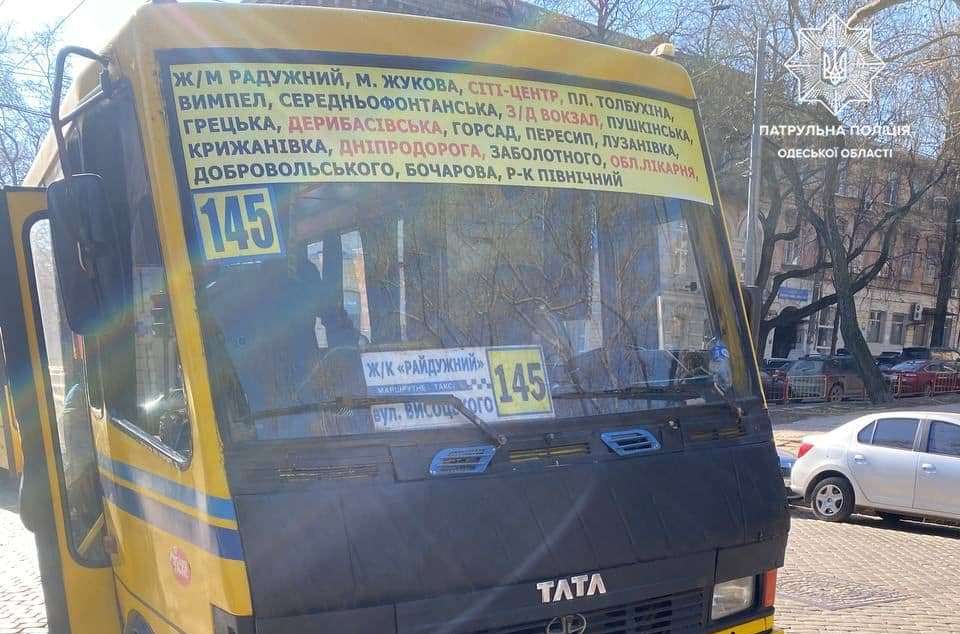 В Одессе у маршрутки на ходу отвалился топливный бак — водителя оштрафовали (фото) «фото»