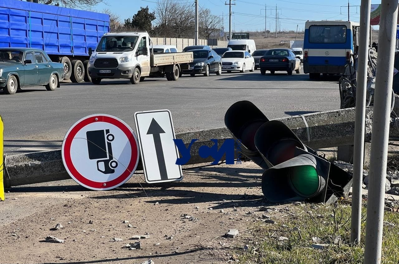 ДТП под Одессой: грузовик сбил светофор (фото) «фото»