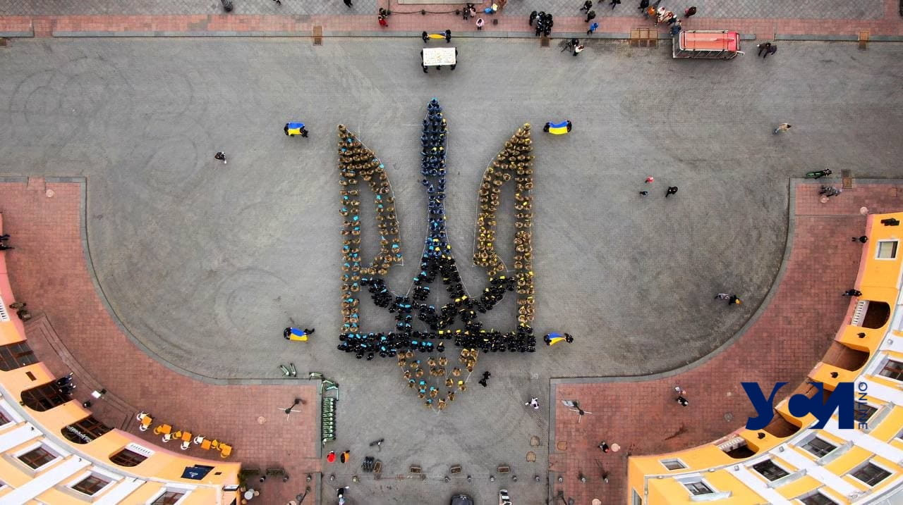 В Одессе выстроились в тризуб в честь Дня герба Украины (фото, видео) «фото»