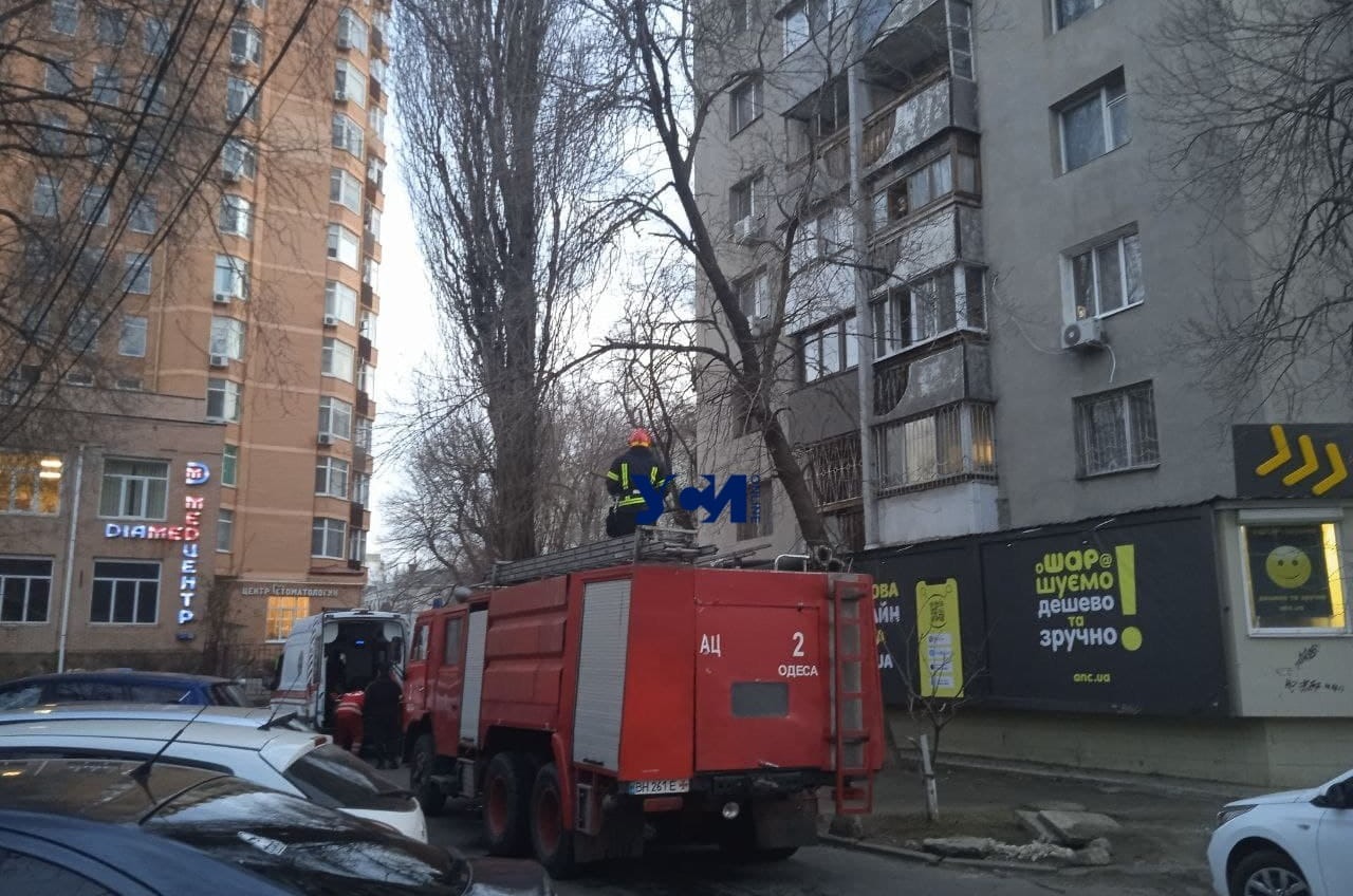 На 5-й Фонтана в Одессе парень выпал из окна высотки (видео) «фото»