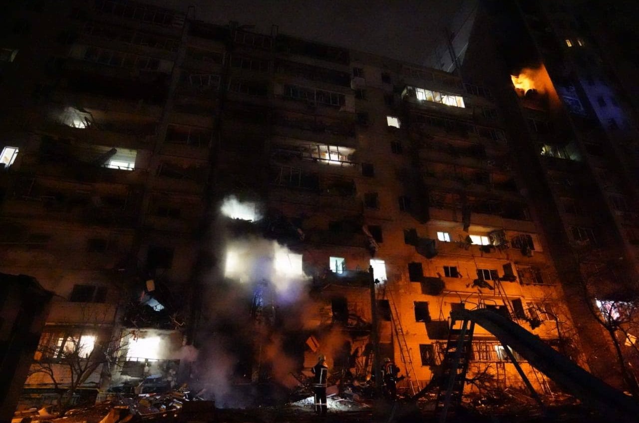 В Киеве агрессор попал ракетой в многоэтажку, сбит вражеский самолет (фото) «фото»