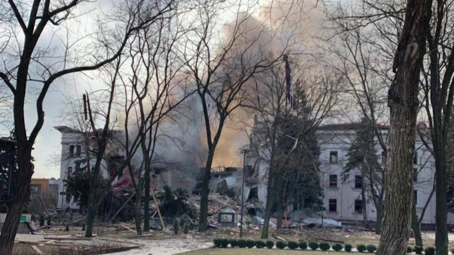 В результате бомбардировки Драмтеатра в Мариуполе погибли около 300 человек «фото»