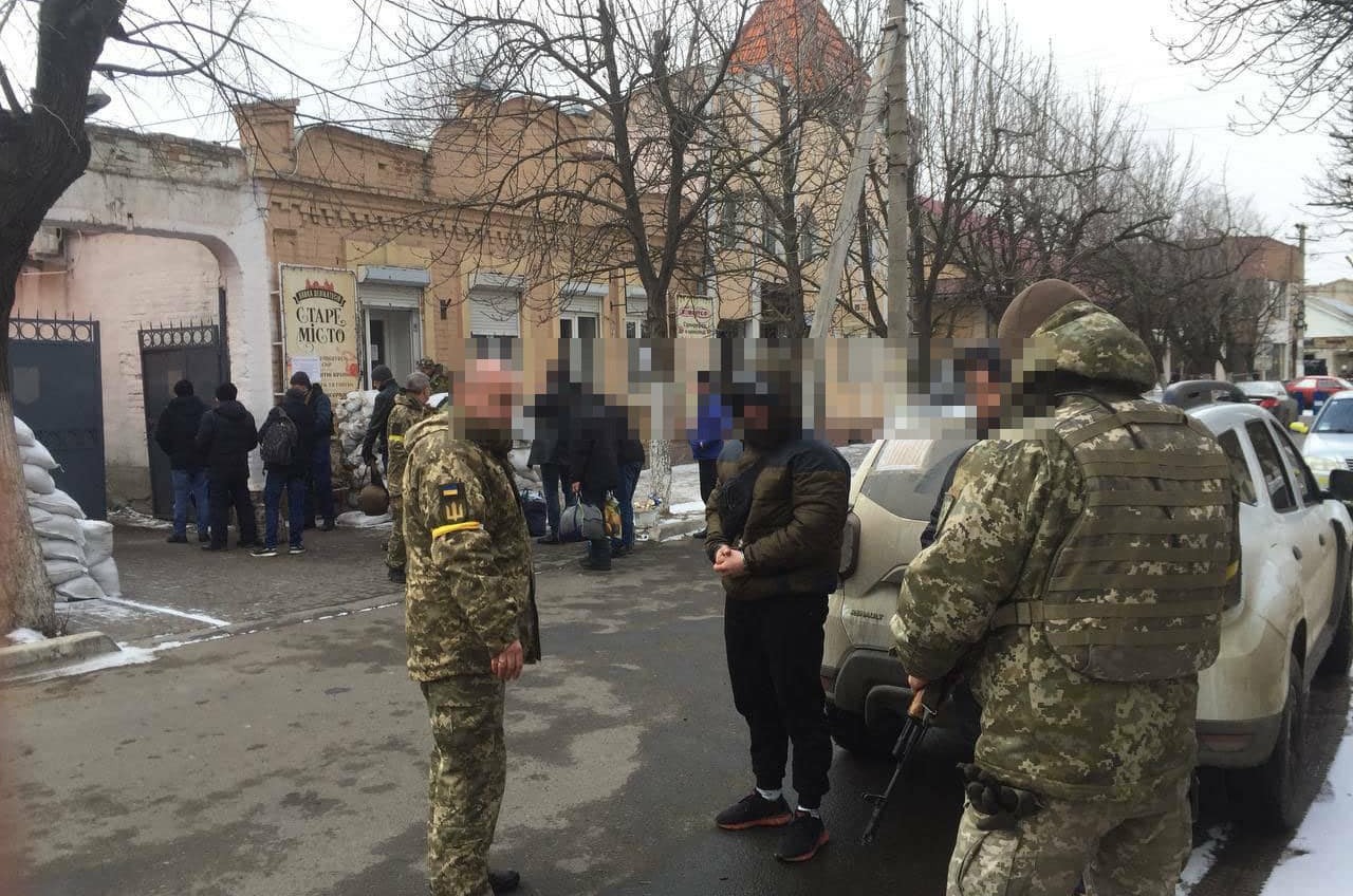 Жители Одесской области хотели выехать за границу по фальшивым документам (фото) «фото»