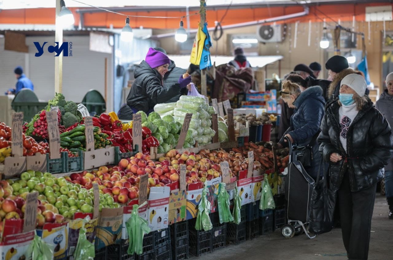 В Украине вводят контроль цен на социально значимые продукты питания, лекарства и топливо для авто (список) «фото»