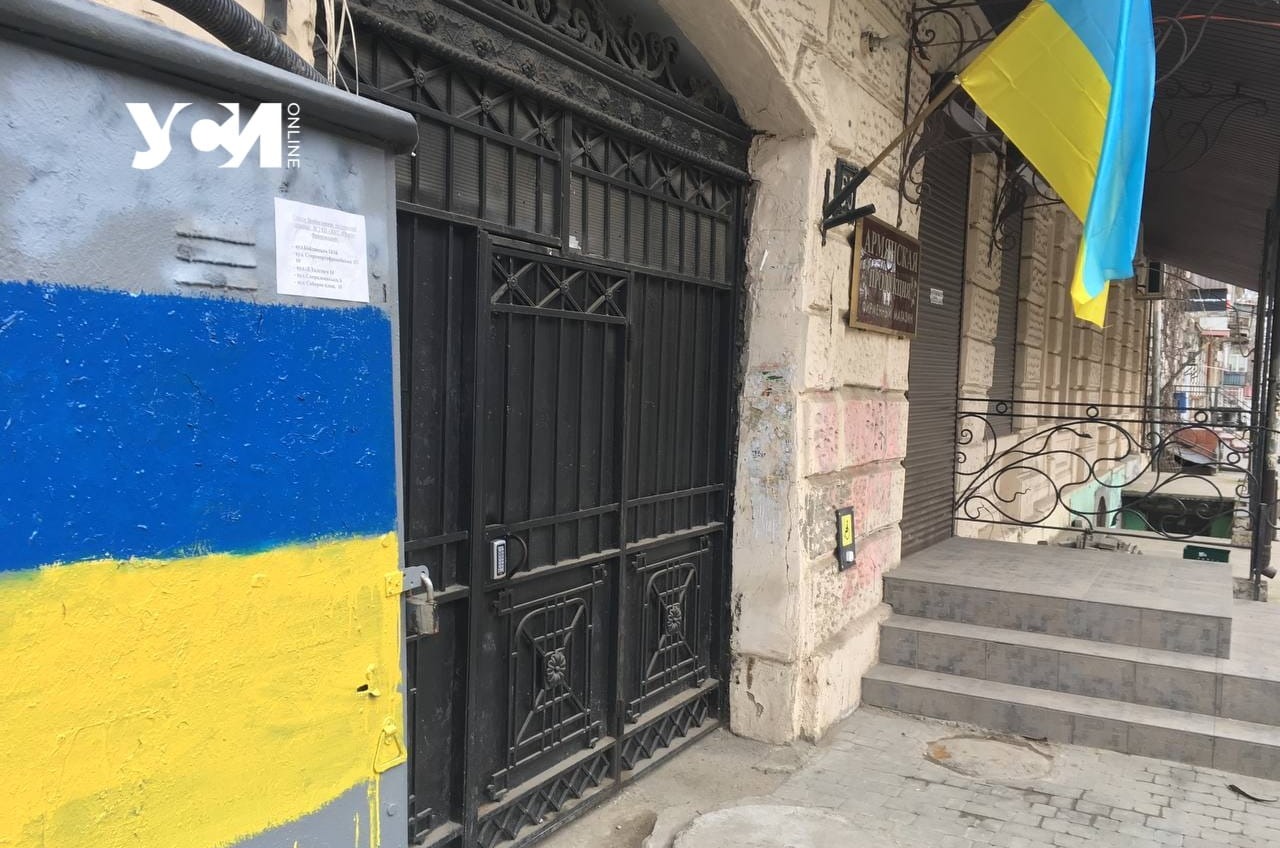 Одесса – это Украина! Коммунальщики раскрашивают дома в цвета национального флага (фото) «фото»