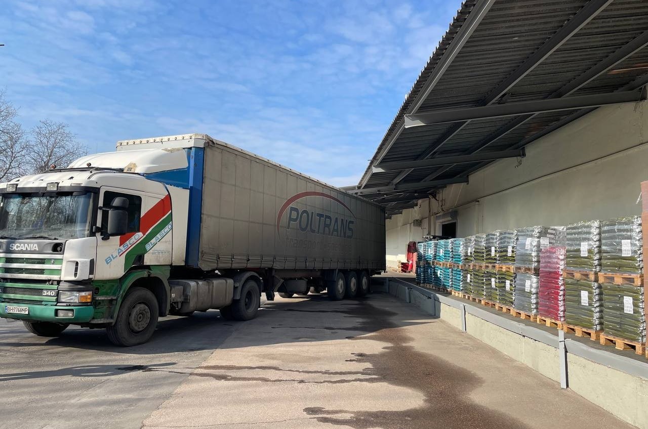 Немецкая компания передала в Одессу 20 тонн корма для домашних животных (фото) «фото»