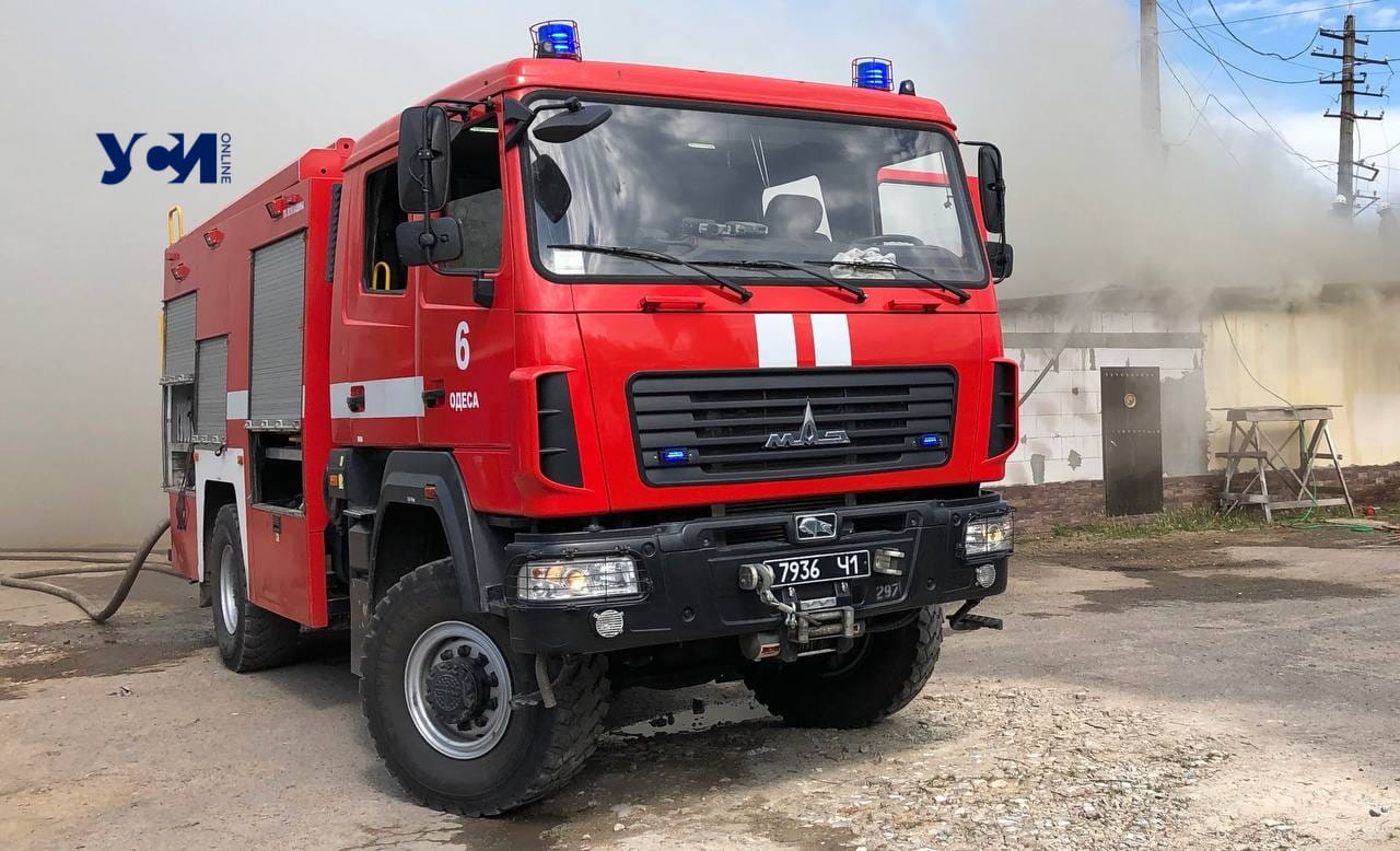В Одессе пожарные спасли отца с сыном, взрывов и обстрелов не зафиксировано «фото»