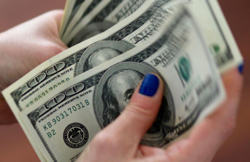 «Грязная зеленая бумажка». Центробанк запретил россиянам покупать доллары (видео) «фото»