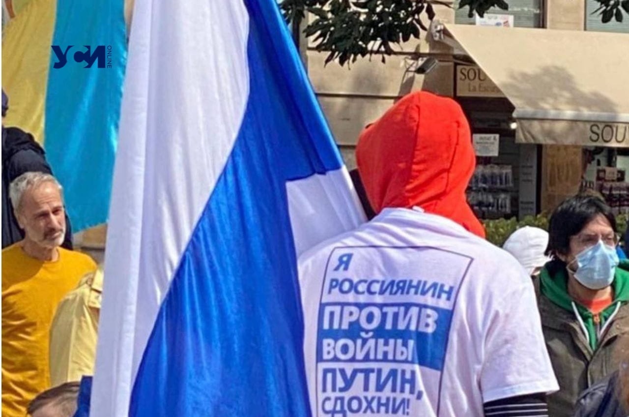 Бело-сине-белые флаги на митингах – антивоенные символы от россиян (фото) «фото»