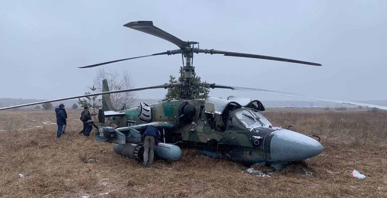 Украинские защитники под Херсоном уничтожили 30 вертолетов врага за ночь «фото»