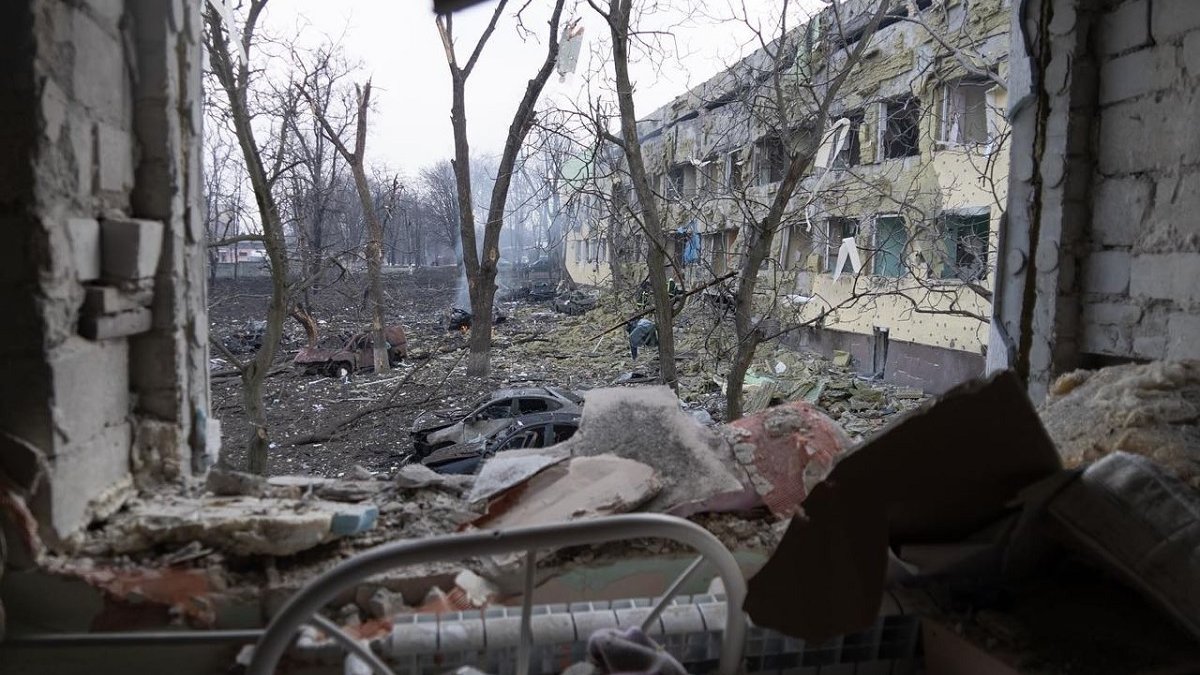 Военные преступления РФ: в Мариуполе обстреляли школу, под завалами люди  «фото»
