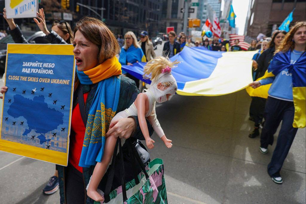 Спасите детей Украины! В городах мира прошли массовые марши (фото) «фото»