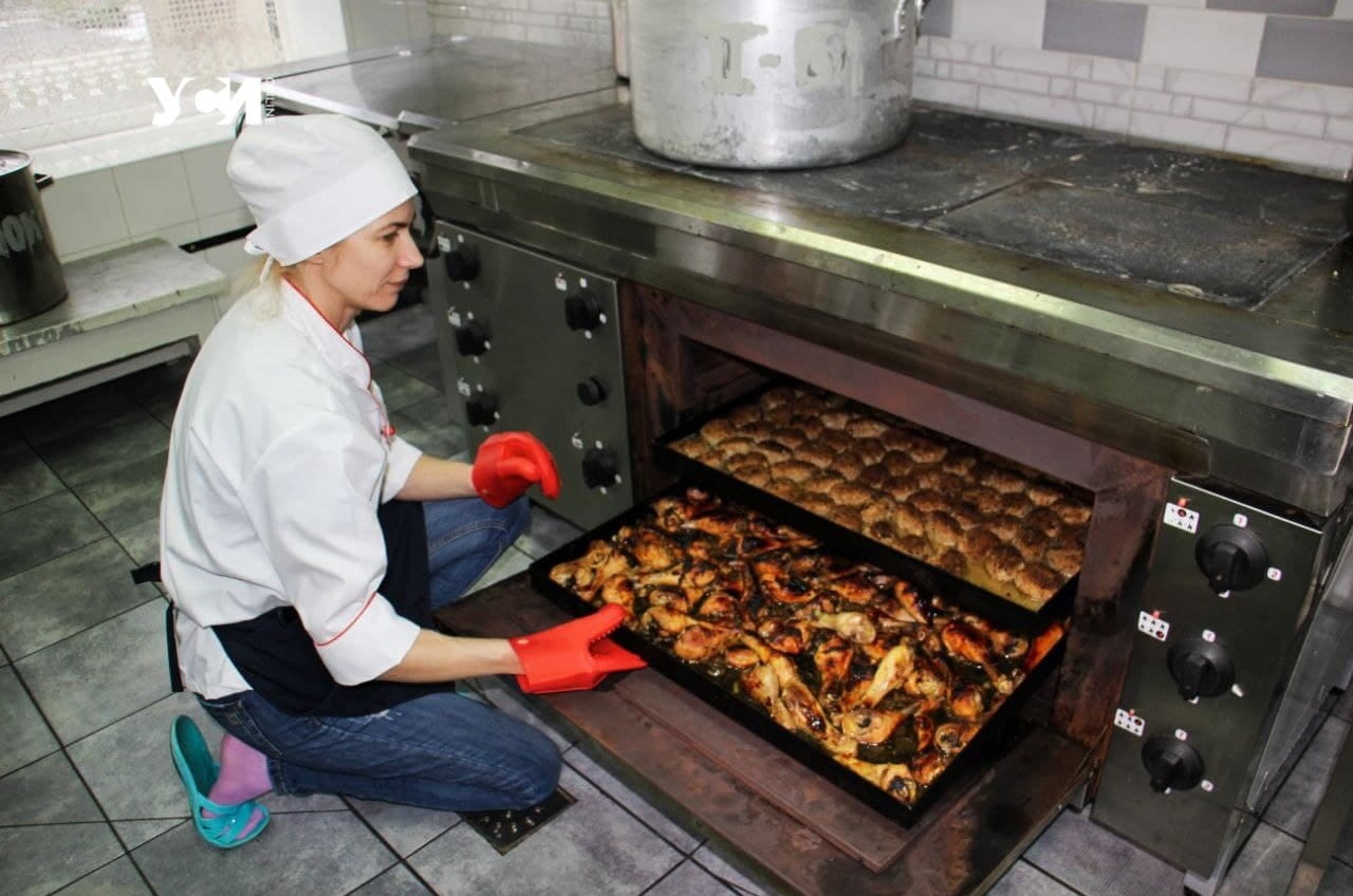 Взаимопомощь: повара одесских детсадов и школ готовят обеды для защитников (фото) «фото»