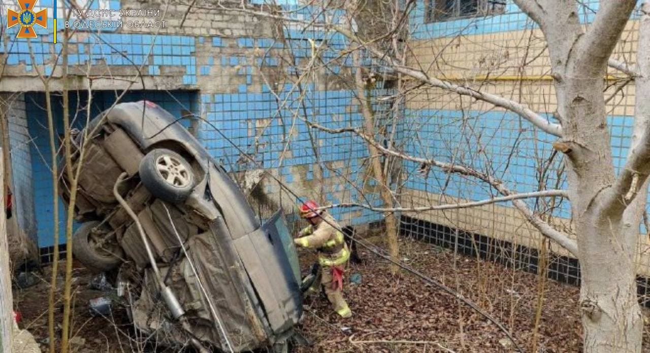 В Березовском районе разбилось авто, спасатели извлекли водителя с помощью инструментов (фото) «фото»