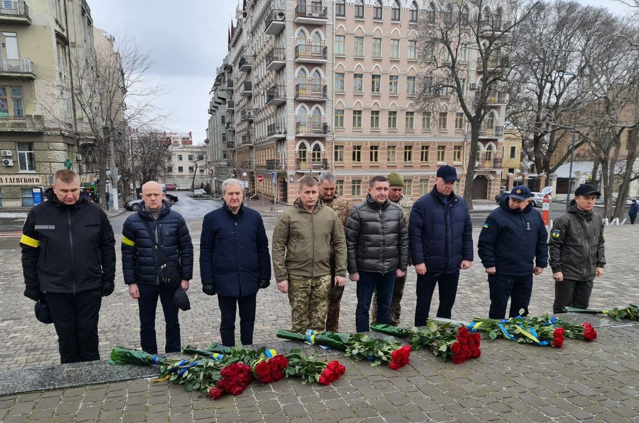 В Одессе глава ОВА Марченко возложил цветы к памятнику Кобзарю (фото) «фото»