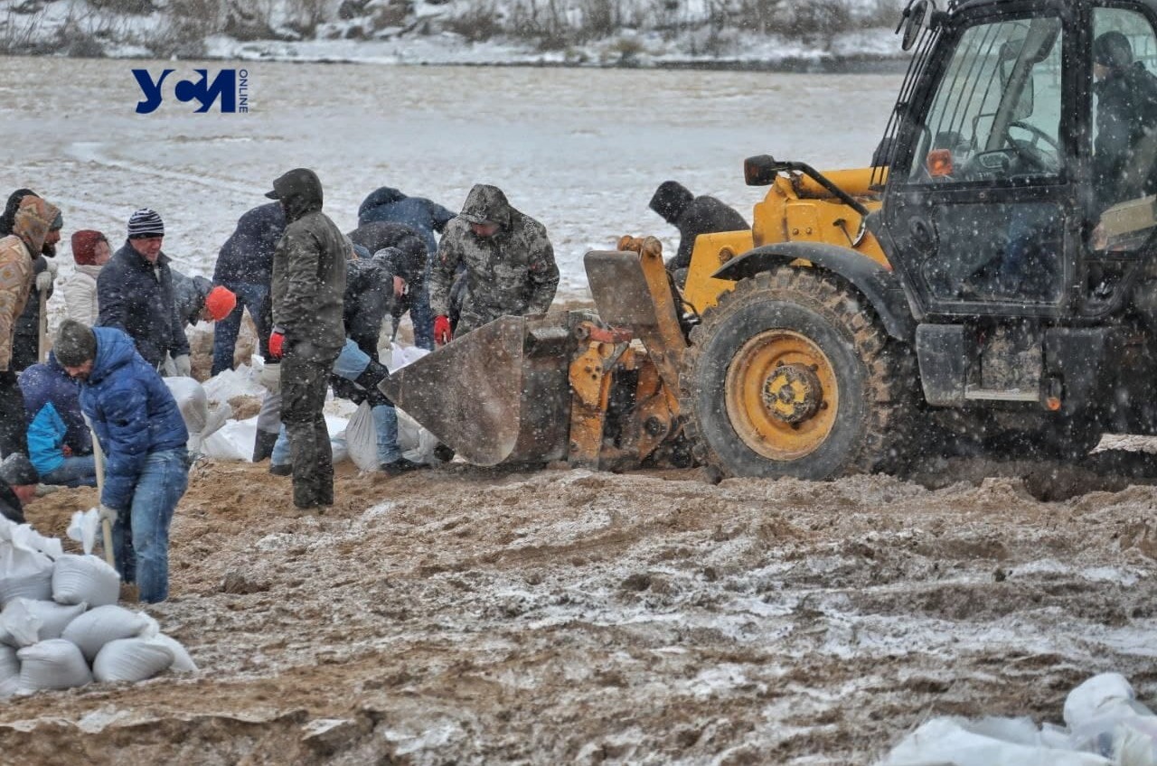 Даже в метель: в Одессе продолжают собирать песок для обороны (фото) «фото»