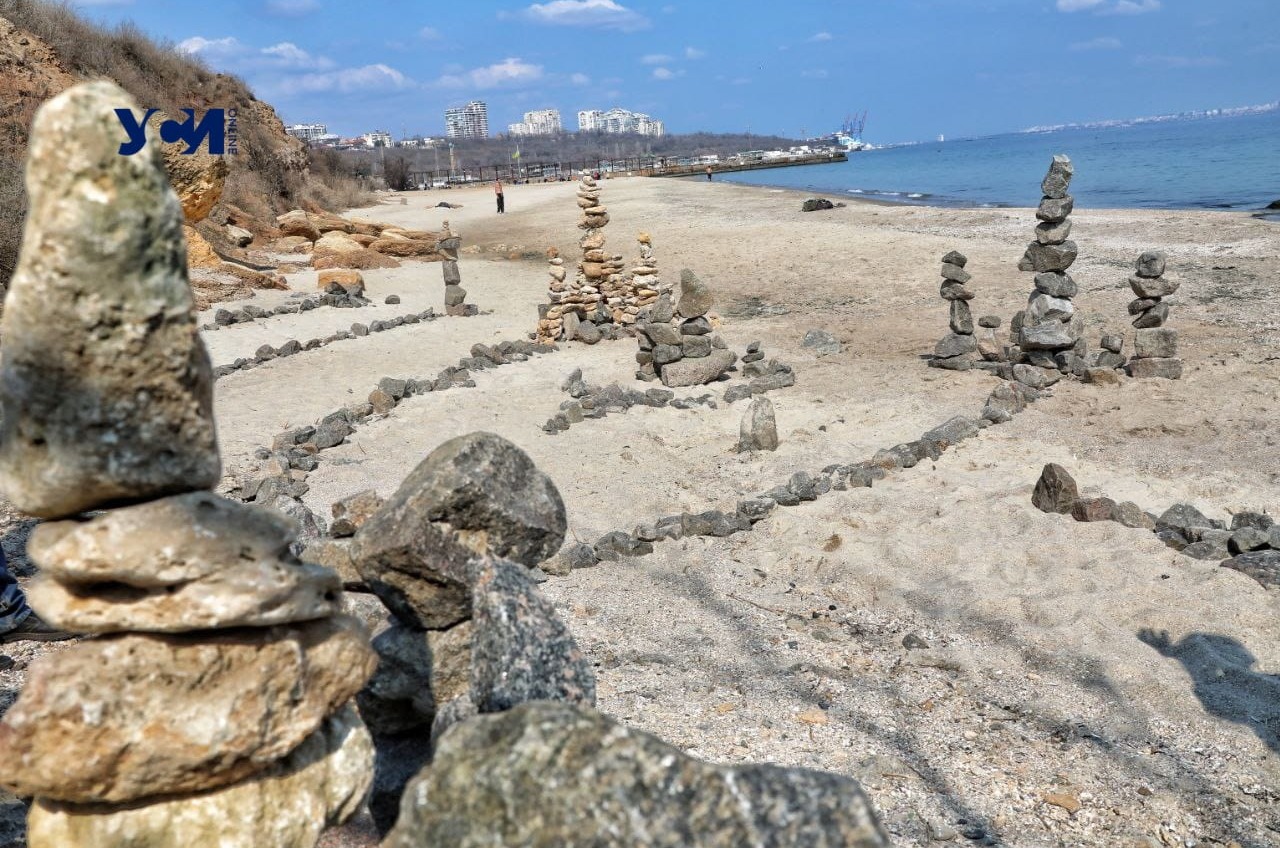 На побережье Одессы из морских камней выложили символы духа (фото, аудио) «фото»
