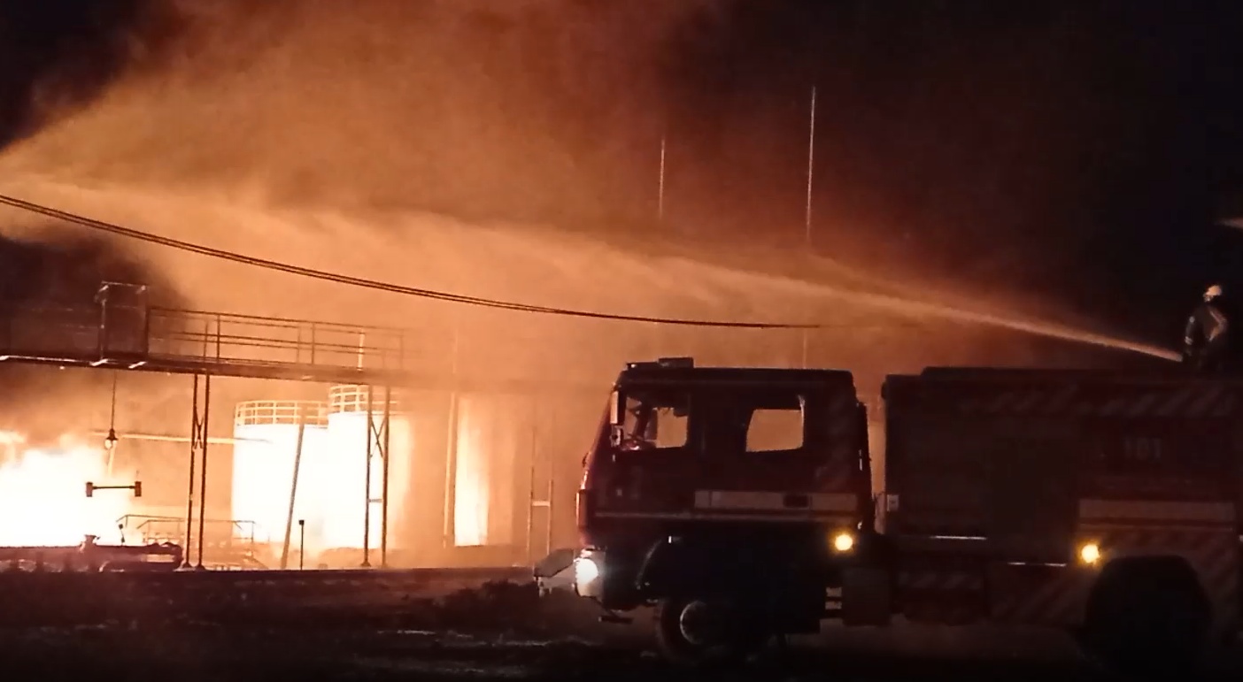 В Житомирской области из-за обстрела горели нефтебазы (видео) «фото»