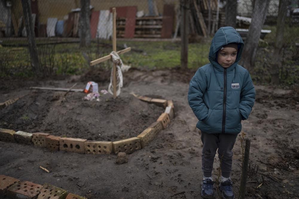 Приютить детей, оставшихся без родителей, готовы 14 тысяч украинских семей «фото»