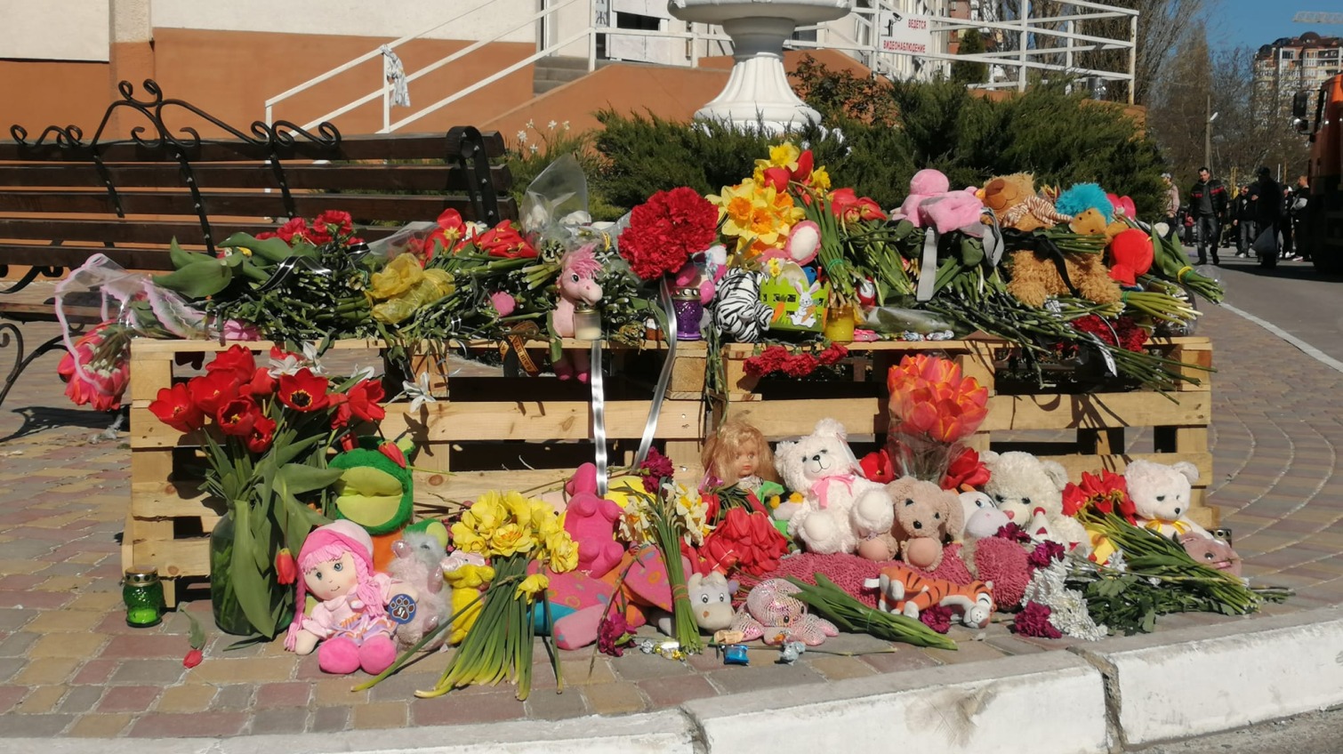 В Одессе к дому, разрушенному от ракетного удара, приносят цветы и игрушки (фото) «фото»