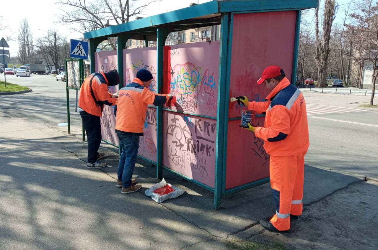 Одесские вандалы разрисовали более 17 остановок (фото) «фото»