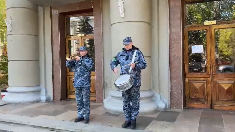 В Одессе военный оркестр почтил память погибших в обстрелянной многоэтажке (видео) «фото»