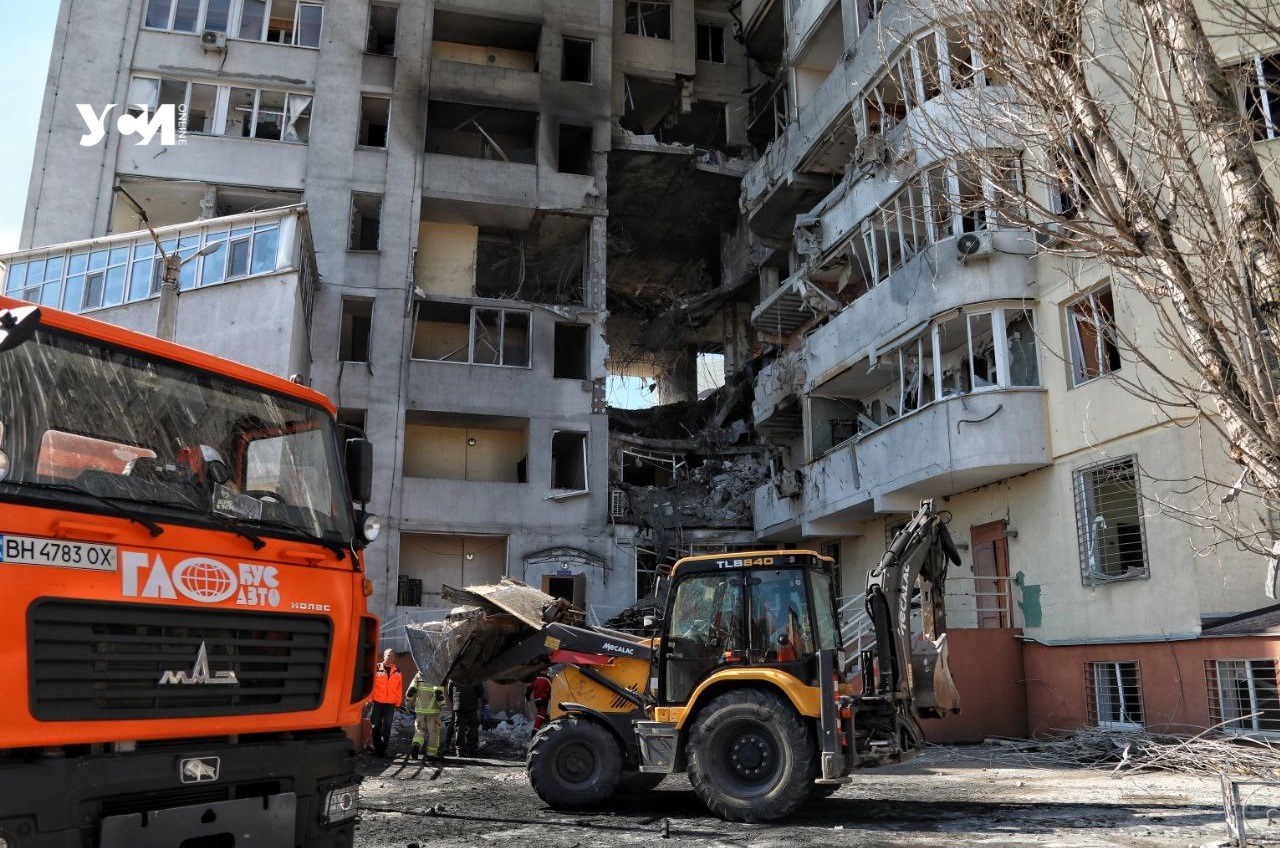 Обстрелянный жилкомплекс в Одессе не будут признавать аварийным и «застеклят» пленкой   «фото»