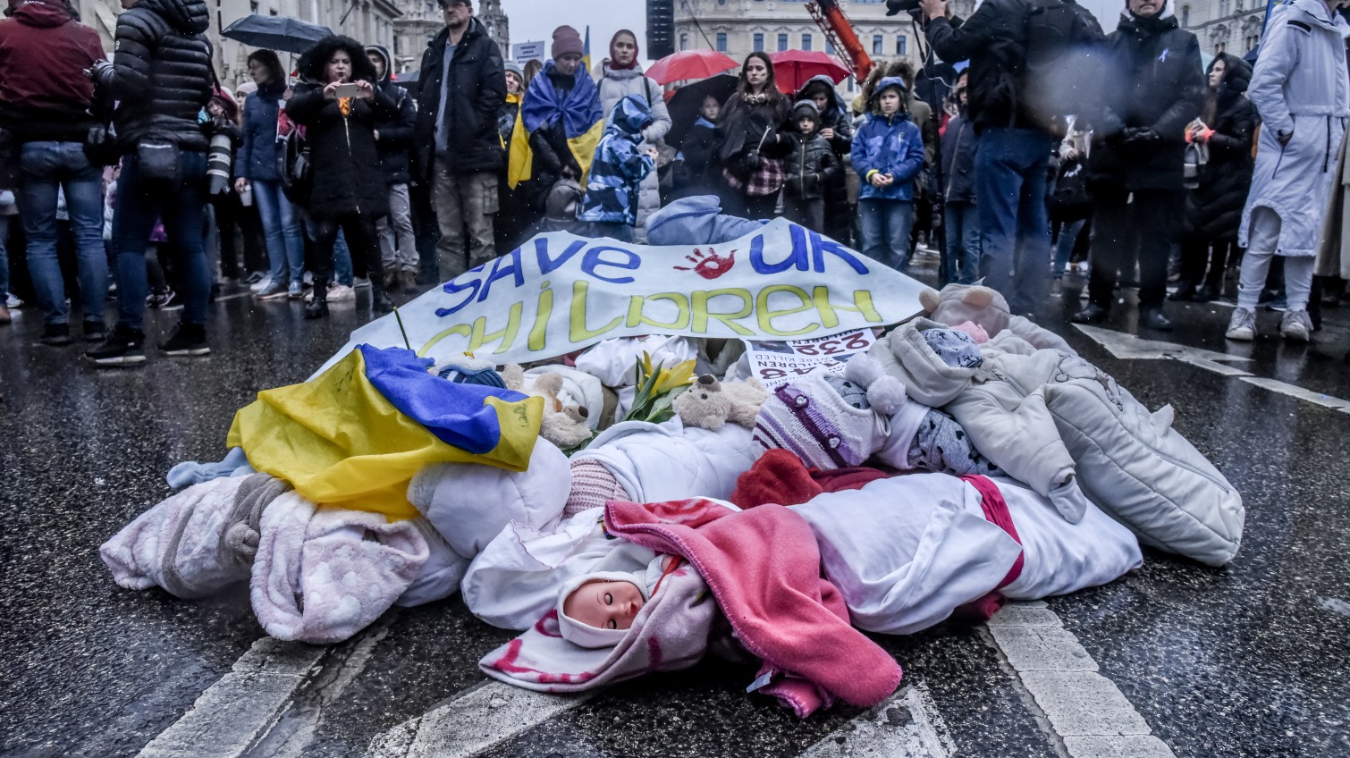 В Будапеште украинки создали инсталляцию в виде братской детской могилы (фото) «фото»