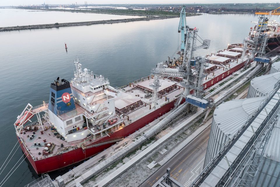 Первое с начала войны судно с украинским зерном загрузили для экспорта в порту Румынии «фото»