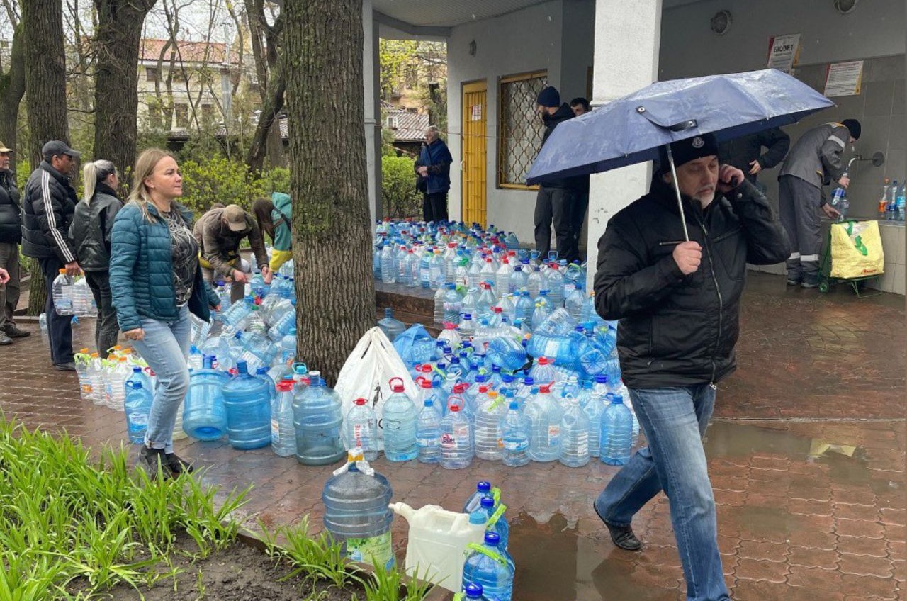 Коля Серга организовал в Одессе сбор воды для Николаева (фото) «фото»